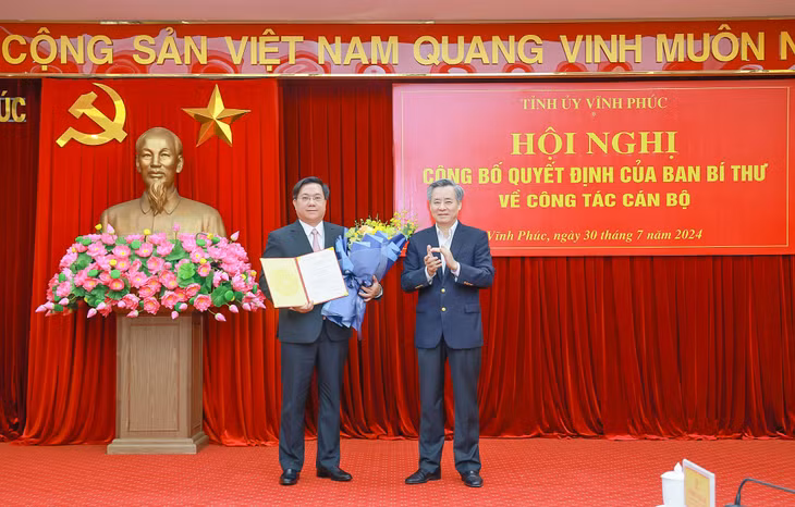 Phó Trưởng Ban Tổ chức Trung ương Nguyễn Quang Dương trao quyết định của Ban Bí thư điều động, chỉ định Thứ trưởng Bộ Kế hoạch và Đầu tư Trần Duy Đông (bên trái) tham gia Ban Chấp hành, Ban Thường vụ Tỉnh ủy, giữ chức Phó Bí thư Tỉnh ủy Vĩnh Phúc nhiệm kỳ 2020 - 2025
