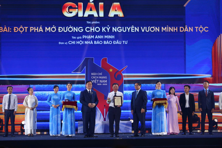 Nhà báo Phạm Anh Minh đạt Giải A với Loạt 5 bài &quot;Đột phá mở đường cho kỷ nguyên vươn mình dân tộc&quot;. Ảnh: Lê Tiên