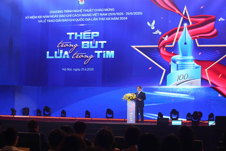Thủ tướng tin tưởng rằng, những người làm báo, các cơ quan báo chí sẽ tiếp tục nỗ lực, quyết tâm đổi mới, thích ứng, vượt lên, có thêm nhiều tác phẩm báo chí thấm đẫm mồ hôi, nước mắt, hơi thở của cuộc sống và tiếp tục lan tỏa. Ảnh: Lê Tiên