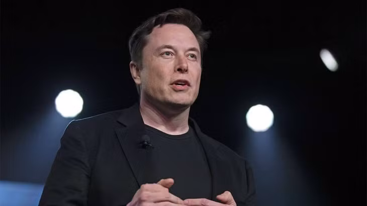 Elon Musk - Giá trị tài sản: 69,4 tỷ USD CEO hãng xe điện Tesla Elon Musk đã vượt nhà đầu tư huyền thoại Warren Buffett để trở thành người giàu thứ 7 thế giới. Ông sở hữu 1/5 cổ phiếu Tesla, góp vào phần lớn tài sản cho ông. Ngoài ra, ông còn sở hữu cổ phần của hãng du lịch vũ trụ SpaceX có giá khoảng 15 tỷ USD.