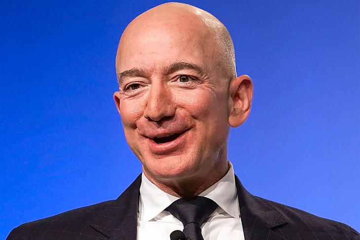 Jeff Bezos - Giá trị tài sản: 189 tỷ USD Jeff Bezos là nhà sáng lập nhà bán lẻ trực tuyến lớn nhất thế giới Amazon. Năm 2019, Amazon đạt 281 tỷ USD doanh thu, đêm về cho ông Bezos hàng chục tỷ USD.
