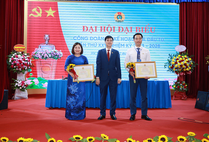 Lãnh đạo Công đoàn Viên chức Việt Nam tặng Bằng khen cho các tập thể, cá nhân thuộc Bộ Kế hoạch và Đầu tư