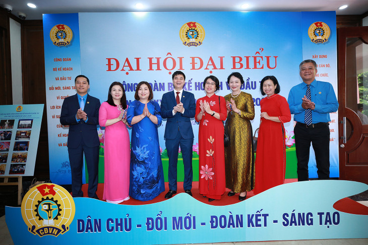 Lãnh đạo Công đoàn Viên chức Việt Nam chụp ảnh lưu niệm cùng các Lãnh đạo Công đoàn Bộ qua các thời kỳ