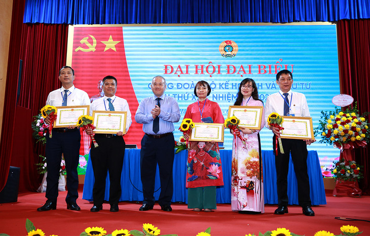 Thứ trưởng Bộ Kế hoạch và Đầu tư Đỗ Thành Trung trao bằng khen của Bộ trưởng tới các tập thể, cá nhân có thành tích trong nhiệm kỳ vừa qua