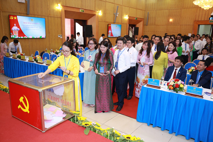 Các đại biểu tham gia bỏ phiếu bầu Ban Chấp hành Công đoàn Bộ Kế hoạch và Đầu tư khóa XXV, nhiệm kỳ 2023 - 2028