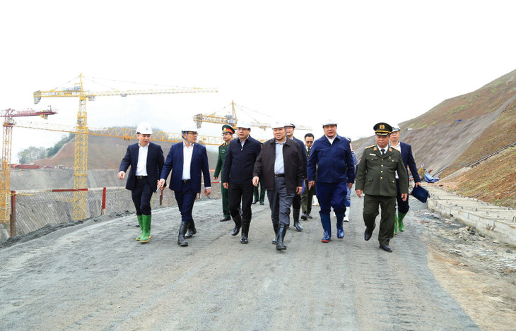 Chủ tịch Ủy ban Quản lý vốn nhà nước tại doanh nghiệp Nguyễn Hoàng Anh (hàng đầu, thứ 3 từ phải sang) cùng đoàn công tác kiểm tra công trường dự án Nhà máy Thủy điện Hòa Bình mở rộng