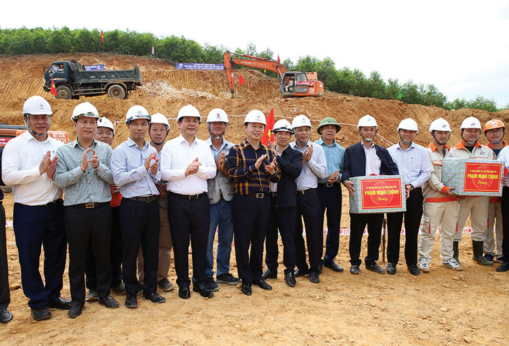 Phó Thủ tướng Trần Hồng Hà nghe báo cáo, thăm hỏi, động viên đơn vị tham gia dự án tại vị trí 175 Đường dây 500 kV Quảng Trạch - Quỳnh Lưu thuộc địa bàn huyện Cẩm Xuyên, tỉnh Hà Tĩnh