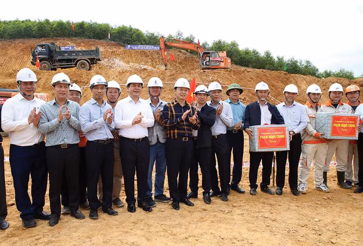 Phó Thủ tướng Trần Hồng Hà nghe báo cáo, thăm hỏi, động viên đơn vị tham gia dự án tại vị trí 175 Đường dây 500 kV Quảng Trạch - Quỳnh Lưu thuộc địa bàn huyện Cẩm Xuyên, tỉnh Hà Tĩnh Phó Thủ tướng Trần Hồng Hà nghe báo cáo, thăm hỏi, động viên đơn vị tham gia dự án tại vị trí 175 Đường dây 500 kV Quảng Trạch - Quỳnh Lưu thuộc địa bàn huyện Cẩm Xuyên, tỉnh Hà Tĩnh