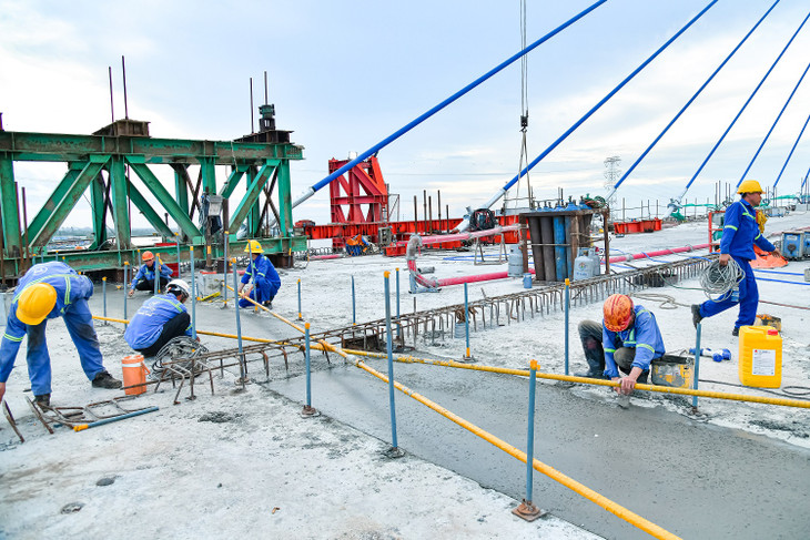 Các công nhân khẩn trương làm việc trên công trường Các công nhân khẩn trương làm việc trên công trường