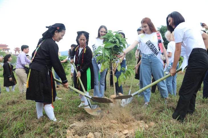 Các thí sinh tham dự cuộc thi Hoa hậu Du lịch Thế giới 2022 trồng cây cùng đồng bào dân tộc Sán Dìu Các thí sinh tham dự cuộc thi Hoa hậu Du lịch Thế giới 2022 trồng cây cùng đồng bào dân tộc Sán Dìu