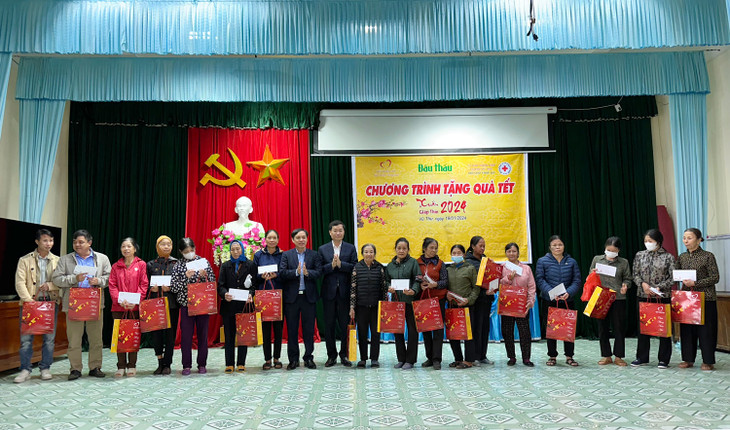 Tổng biên tập Đỗ Xuân Khánh và lãnh đạo huyện Vũ Thư (tỉnh Thái Bình) trao quà Tết Giáp Thìn 2024 cho các hộ nghèo, cận nghèo. Ảnh: Tường Lâm