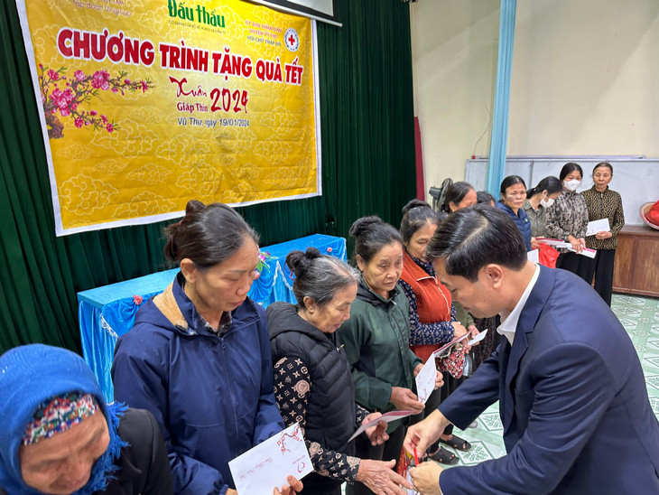 Tổng biên tập Báo Đấu thầu Đỗ Xuân Khánh trao quà Tết Giáp Thìn 2024 cho các hộ nghèo xã Song An (huyện Vũ Thư, tỉnh Thái Bình). Ảnh: Tường Lâm