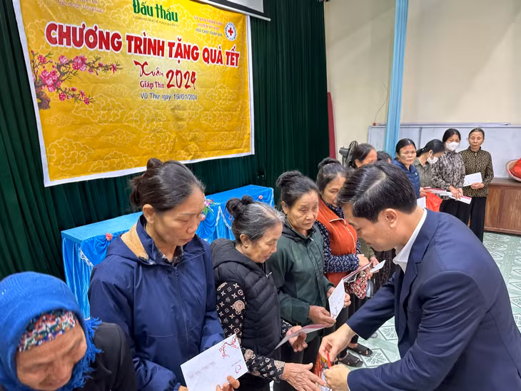 Tổng biên tập Báo Đấu thầu Đỗ Xuân Khánh trao quà Tết Giáp Thìn 2024 cho các hộ nghèo xã Song An (huyện Vũ Thư, tỉnh Thái Bình). Ảnh: Tường Lâm