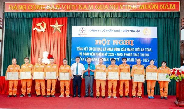 Ông Mai Quốc Long - CTHĐQT PPC, ông Bùi Văn Thắng - Chủ tịch CĐ EVNGENCO2 trao giấy khen cho các cá nhân xuất sắc tiêu biểu trong phong trào thi đua ca giai đoạn (2020-2025)