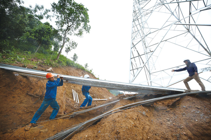 Nhà thầu gấp rút thi công “3 ca, 4 kíp” trên công trường Dự án Đường dây 500kV Lào Cai - Vĩnh Yên nhằm đẩy nhanh tiến độ trước khi mùa mưa tới. Ảnh: Lê Tiên