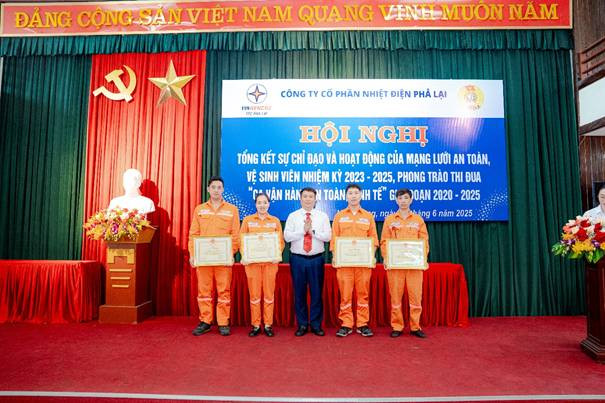 Ông Nguyễn Hoàng Hải - TGĐ PPC trao giấy khen cho các ATVSV xuất sắc tiêu biểu nhiệm kỳ 2023-2025