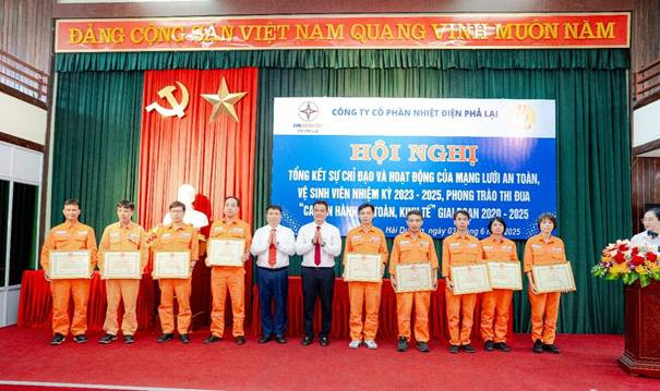 Ông Nguyễn Hoàng Hải - TGĐ PPC, ông Ngô Việt Hưng - PTGĐ EVNGENCO2 trao giấy khen cho các cá nhân xuất sắc tiêu biểu trong phong trào thi đua ca giai đoạn (2020-2025).