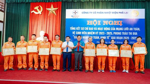 Ông Lê Văn Chính -CTCĐ PPC, ông Bùi Văn Thắng - CTCĐ EVNGENCO2 trao giấy khen cho các các cá nhân xuất sắc tiêu biểu trong phong trào thi đua ca giai đoạn (2020-2025).