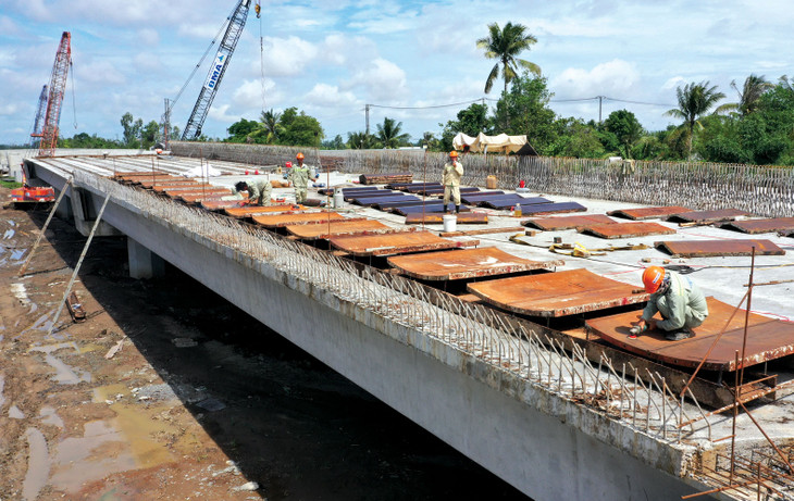 Nguồn lực đầu tư công phải góp phần hỗ trợ, kiến tạo, thúc đẩy đầu tư tư nhân, đầu tư trực tiếp nước ngoài, ưu tiên đầu tư vào các dự án có tính lan tỏa cao. Ảnh: Lê Tiên