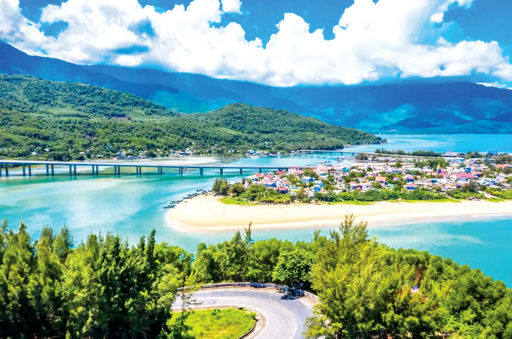 Ba nhóm ngành kinh tế chính tại miền Trung là ngư nghiệp, du lịch biển - đảo và khu kinh tế ven biển đã được đầu tư hiệu quả và thu hái được những thành công bước đầu