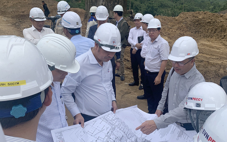 Phó Tổng giám đốc EVNNPT – Bùi Văn Kiên nghe báo cáo tiến độ thi công dự án tại công trường