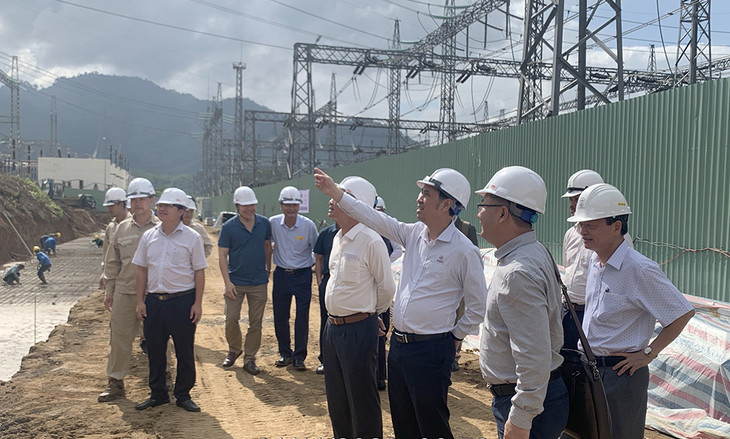 Đoàn công tác của EVNNPT kiểm tra tiến độ thi công tại công trường