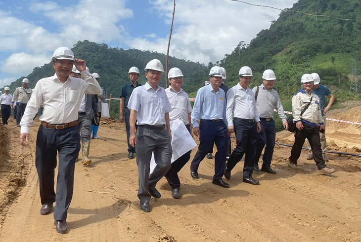 Đoàn công tác của EVNNPT kiểm tra tiến độ thi công tại công trường