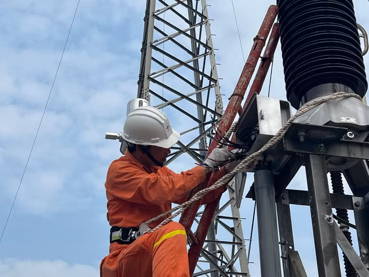 Công nhân QLVH TBA 500kV Thường Tín thực hiện đấu nối mạch nhị thứ TI531