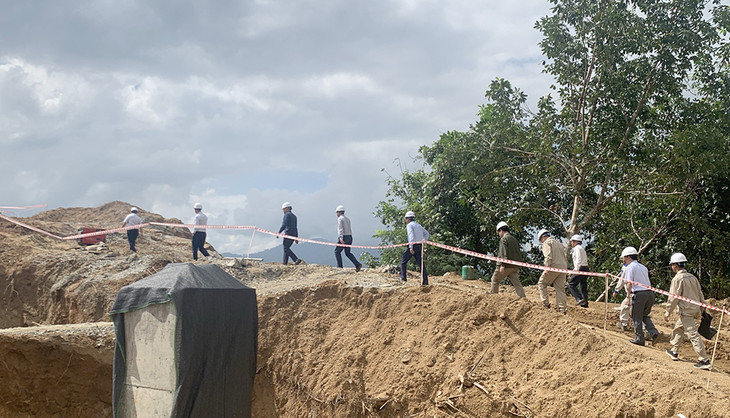 Đoàn công tác của EVNNPT kiểm tra tiến độ thi công tại công trường