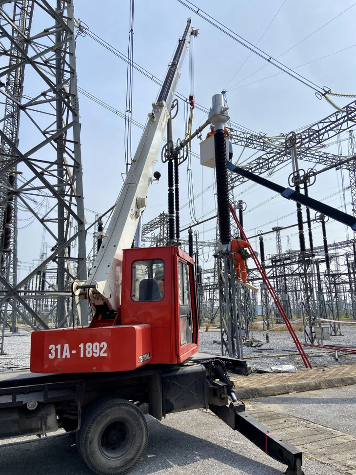 Nhân viên QLVH xử lý khiếm khuyết trong TBA 500kV Thường Tín