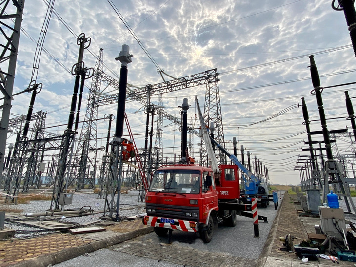 Các nhóm thi công thực hiện thay TI531 tại TBA 500kV Thường Tín
