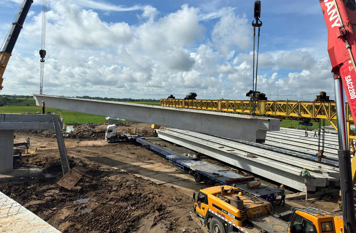 Các nhà thầu đang tổ chức thi công đồng loạt 4 gói thầu xây lắp thuộc Dự án thành phần 4 cao tốc Châu Đốc - Cần Thơ - Sóc Trăng