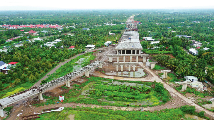 Trên công trường cao tốc Cần Thơ - Hậu Giang. Ảnh: Tiên Giang