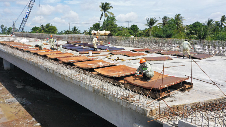 Thi công cầu vượt cao tốc Cần Thơ - Cà Mau, đoạn qua Hậu Giang. Ảnh: Nhã Chi
