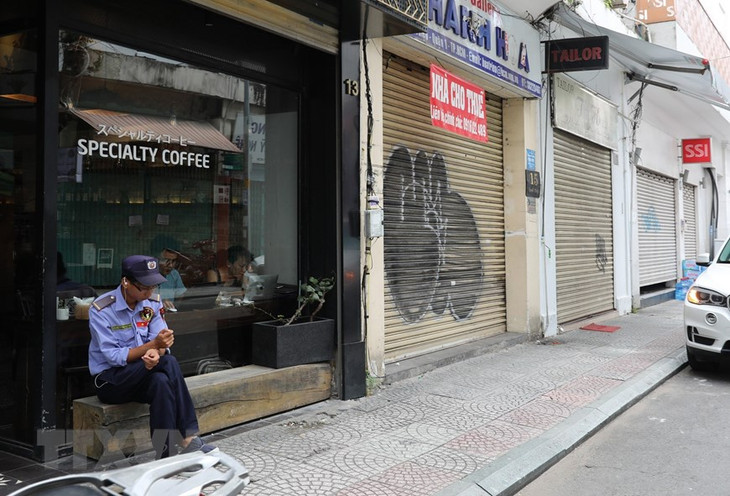 Nhiều cửa hàng trên đường Nguyễn Thiệp phải đóng cửa do COVID-19. (Ảnh: Ngọc Hà/TTXVN)