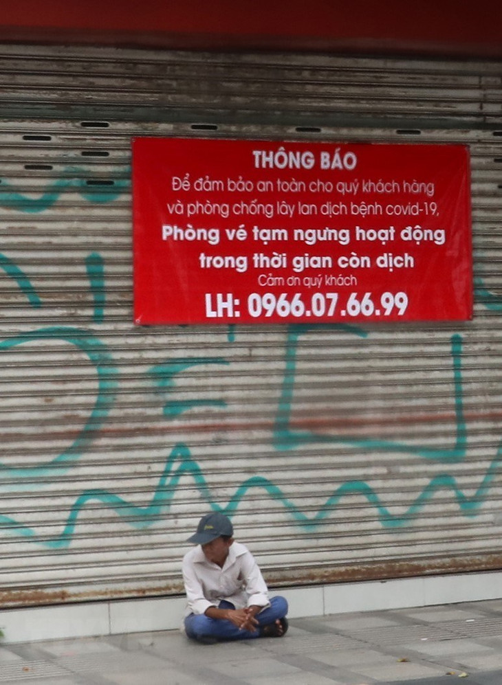 Một đại lý bán vé máy bay trên đường Nam Kỳ Khởi Nghĩa treo biển thông báo đóng cửa tạm ngừng hoạt động. (Ảnh: Ngọc Hà/TTXVN)