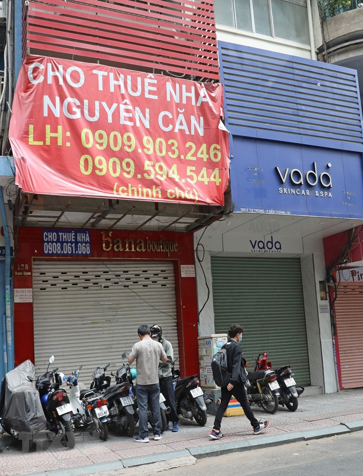 Nhiều cửa hàng trên đường Lý Tự Trọng đã phải đóng cửa, treo biển cho thuê lại do ế ẩm. (Ảnh: Ngọc Hà/TTXVN)