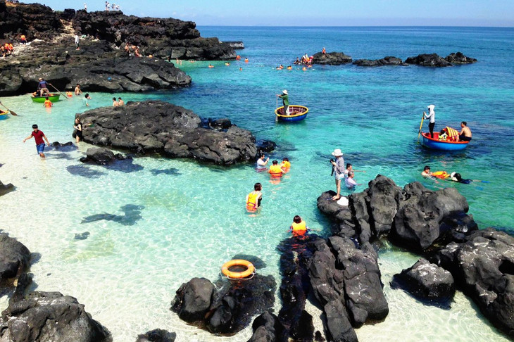 Quảng Ngãi phấn đấu phát triển du lịch thành một ngành kinh tế quan trọng, với hạt nhân trung tâm du lịch biển - đảo Lý Sơn và du lịch trải nghiệm gắn liền với văn hóa, lịch sử và giá trị cốt lõi của Tỉnh. Ảnh Internet Quảng Ngãi phấn đấu phát triển du lịch thành một ngành kinh tế quan trọng, với hạt nhân trung tâm du lịch biển - đảo Lý Sơn và du lịch trải nghiệm gắn liền với văn hóa, lịch sử và giá trị cốt lõi của Tỉnh. Ảnh Internet