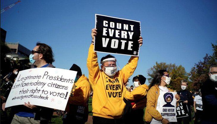 Cử tri giơ biển yêu cầu kiểm đếm tất cả phiếu bầu một cách công bằng tại Philadelphia, bang Pennsylvania ngày 4/11 - Ảnh: Reuters. Cử tri giơ biển yêu cầu kiểm đếm tất cả phiếu bầu một cách công bằng tại Philadelphia, bang Pennsylvania ngày 4/11 - Ảnh: Reuters.