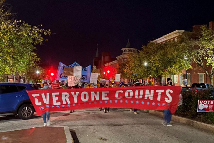 Một nhóm biểu tình trước Tòa nhà Quốc hội Bang Pennsylvania để phản đối những người muốn dừng kiểu phiếu tại bang này ngày 4/11/2020 - Ảnh: Reuters. Một nhóm biểu tình trước Tòa nhà Quốc hội Bang Pennsylvania để phản đối những người muốn dừng kiểu phiếu tại bang này ngày 4/11/2020 - Ảnh: Reuters.