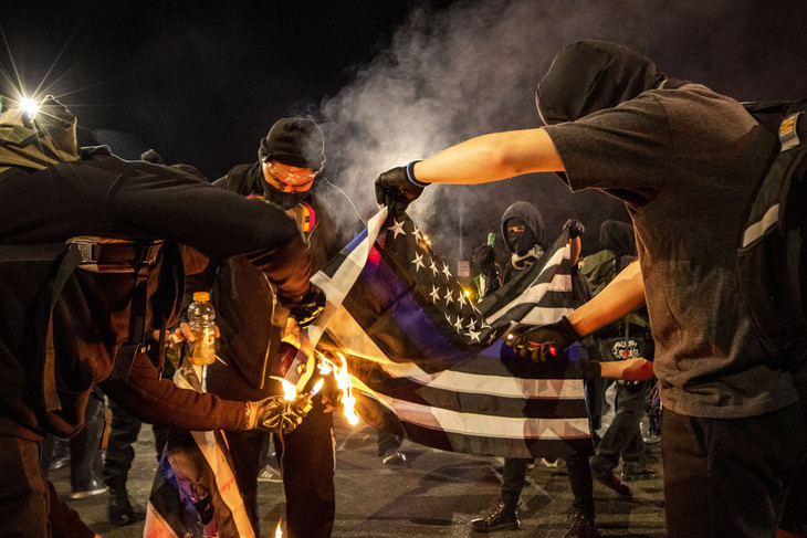 Nhóm người biểu tình phản đối cảnh sát và chính phủ, bất kể ai thắng cử, đốt cờ trên Đại lộ Đông Colfax, Denver, bang Colorado ngày 4/11 - Ảnh: AP Nhóm người biểu tình phản đối cảnh sát và chính phủ, bất kể ai thắng cử, đốt cờ trên Đại lộ Đông Colfax, Denver, bang Colorado ngày 4/11 - Ảnh: AP