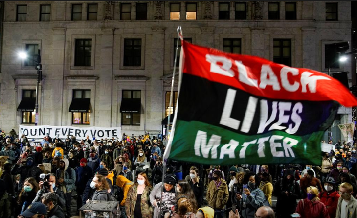 Cử tri Mỹ tập hợp sau một cuộc diễu hành yêu cầu kiểm phiếu công bằng tại Philadelphia, bang Pennsylvania ngày 4/11 - Ảnh: Reuters. Cử tri Mỹ tập hợp sau một cuộc diễu hành yêu cầu kiểm phiếu công bằng tại Philadelphia, bang Pennsylvania ngày 4/11 - Ảnh: Reuters.