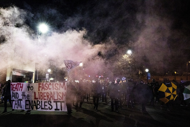 Người biểu tình đốt pháo hoa phản đối cảnh sát và chính phủ tại trụ sở Cảnh sát Quận 6 ở Denver, Colorado ngày 4/11 - Ảnh: AP Người biểu tình đốt pháo hoa phản đối cảnh sát và chính phủ tại trụ sở Cảnh sát Quận 6 ở Denver, Colorado ngày 4/11 - Ảnh: AP