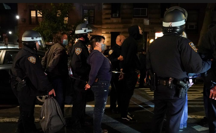 Cảnh sát khống chế một người biểu tình tại Manhattan, New York ngày 4/11 - Ảnh: Reuters. Cảnh sát khống chế một người biểu tình tại Manhattan, New York ngày 4/11 - Ảnh: Reuters.