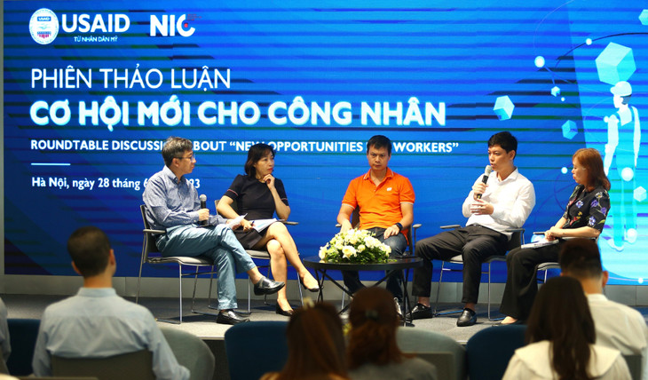 Phiên thảo luận &quot;Cơ hội mới cho công nhân&quot;. Ảnh: Lê Tiên