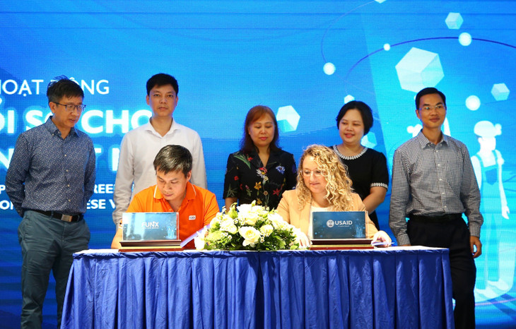 Lễ ký kết hợp tác hoạt động thí điểm &quot;Chuyển đổi số cho công nhân Việt Nam&quot; giữa Chương trình Hỗ trợ Tăng trưởng Kinh tế ở châu Á của USAID (US-SEGA) và FUNiX. Ảnh: Lê Tiên