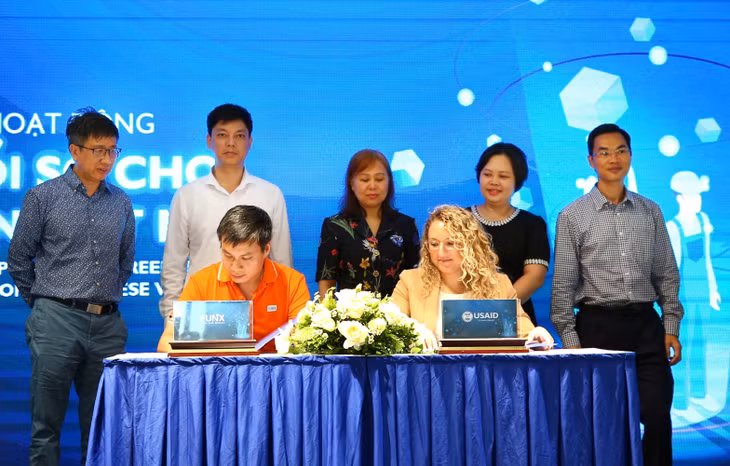 Lễ ký kết hợp tác hoạt động thí điểm "Chuyển đổi số cho công nhân Việt Nam" giữa Chương trình Hỗ trợ Tăng trưởng Kinh tế ở châu Á của USAID (US-SEGA) và FUNiX. Ảnh: Lê Tiên
