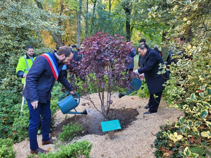 Thủ tướng Phạm Minh Chính dâng hoa tưởng nhớ Bác Hồ, thăm “không gian Hồ Chí Minh” tại TP. Montreuil ảnh 3