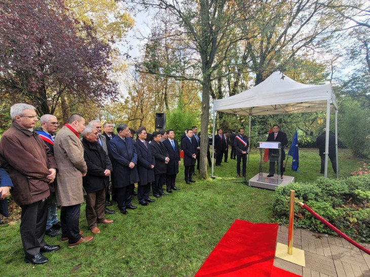 Thủ tướng Phạm Minh Chính dâng hoa tưởng nhớ Bác Hồ, thăm “không gian Hồ Chí Minh” tại TP. Montreuil ảnh 1