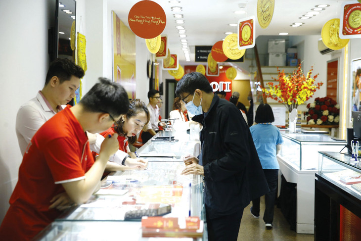 Nguồn cung vàng trong nước thiếu hụt góp phần kéo rộng chênh lệch giữa giá vàng trong nước và giá vàng thế giới. Ảnh: Nhã Chi